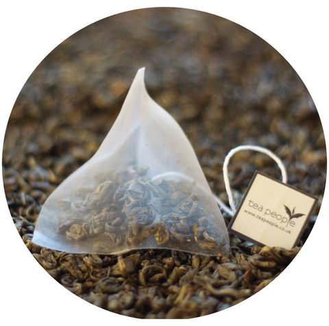 Gunpowder green teabag with vegetal, earthy and misty flavours
